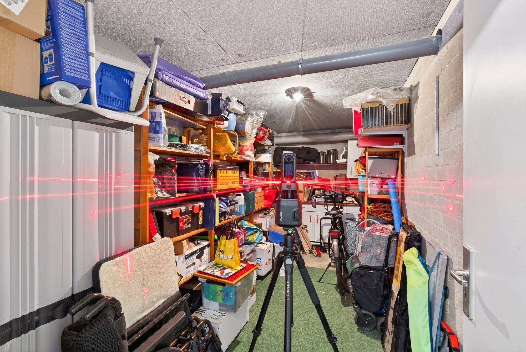 De berging volledig vol gestouwd, planken bomvol. De laser raakt alleen de inhoud — geen enkele wand wordt gemeten.
